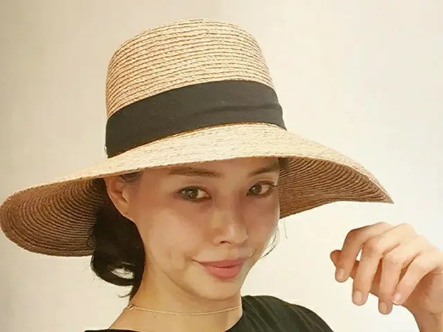 女優イ・ハニ、麦わら帽子をかぶった夏スタイルで近況を報告…6月出産予定（画像提供:wowkorea）