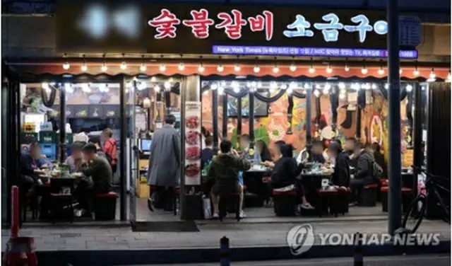 ３月末、ソウル市内の繁華街にある飲食店の様子（資料写真）＝（聯合ニュース）