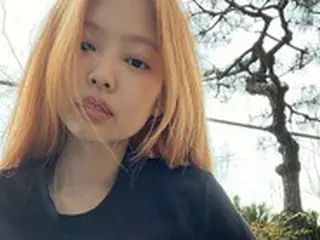 「BLACKPINK」JENNIE、オレンジヘアに大変身…カムバック間近？