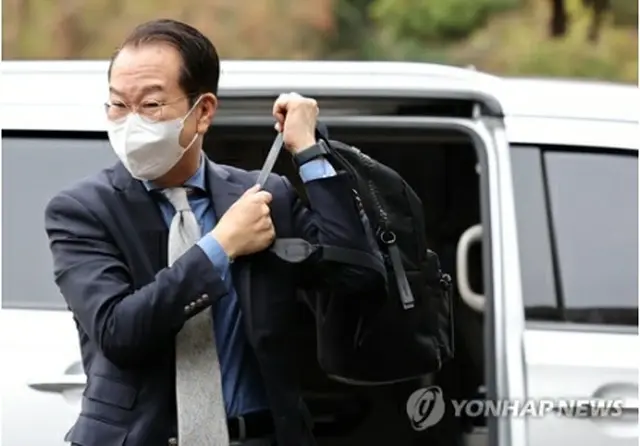候補者事務室に入る権氏＝14日、ソウル（聯合ニュース）