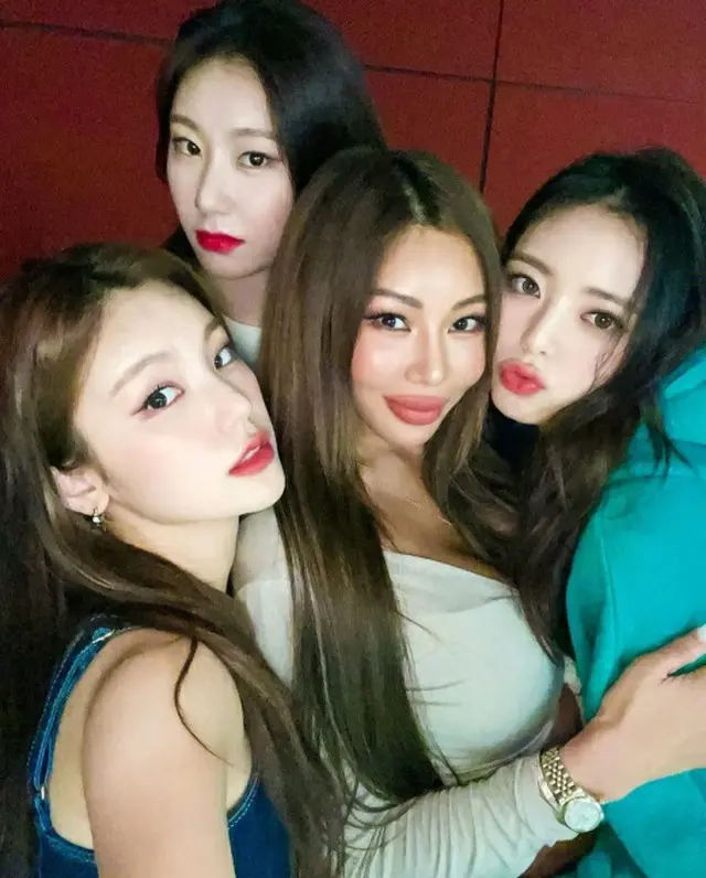 歌手Jessi、「ITZY」との写真を公開“最年長のオーラ”（画像提供:wowkorea）