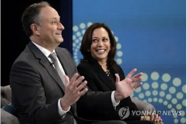 ハリス副大統領（右）と夫のダグラス・エムホフ氏（資料写真）＝（ＥＰＡ＝聯合ニュース）≪転載・転用禁止≫