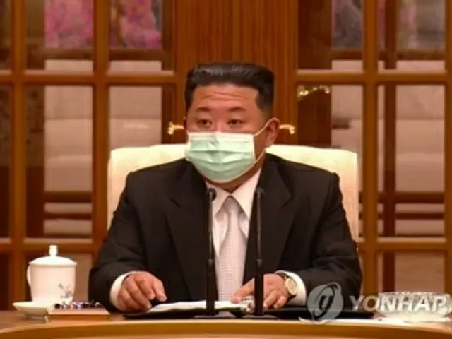 マスクを着用した金正恩氏（朝鮮中央テレビの映像より）＝（聯合ニュース）≪転載・転用禁止≫