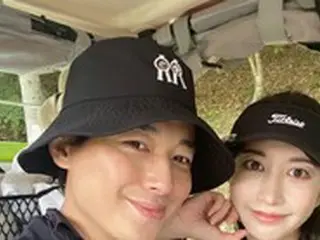 “歌手イ・ジフンの日本人妻”アヤネさん、ゴルフ場でのカップルルックを公開