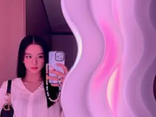 「BLACKPINK」JISOO、”人形のようなビジュアル”…夢幻的な雰囲気に溶け込む美しさ