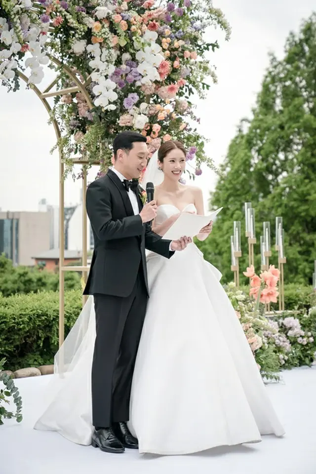 ソン・ダムビ＆イ・ギュヒョク、祝福の中で結婚式＝事務所が写真公開（画像提供:wowkorea）