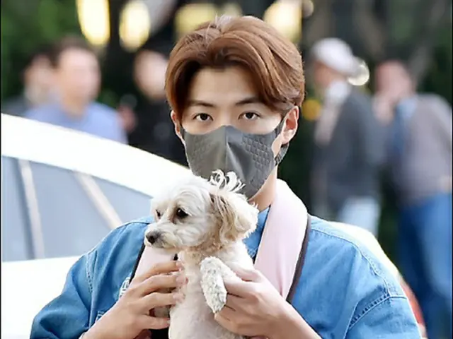 【フォト】歌手KangNam、どっちがメイン？…きょうは愛犬の”カンブク”と一緒に出勤しましょう！（画像提供:wowkorea）