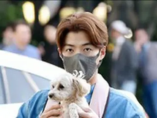 【フォト】歌手KangNam、どっちがメイン？…きょうは愛犬の”カンブク”と一緒に出勤しましょう！