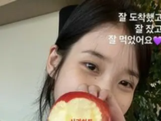 IU（アイユー）、すっぴんでカンヌ到着後の近況ショット…りんごで隠れちゃうくらいの小顔ぶり発揮