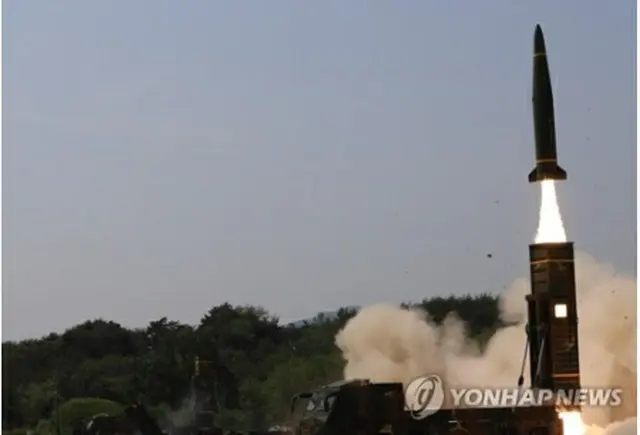 韓米両軍が実施したミサイル発射訓練の様子（韓国軍合同参謀本部提供）＝（聯合ニュース）≪転載・転用禁止≫