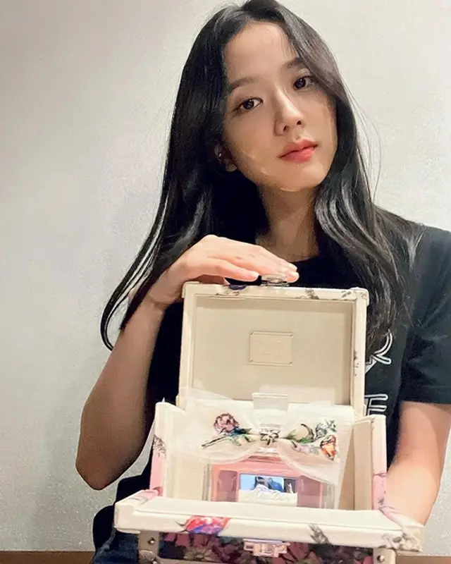 ”シックな魅力”「BLACKPINK」JISOO、無くなってしまいそうな小さな顔（画像提供:wowkorea）