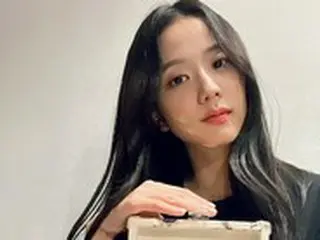 ”シックな魅力”「BLACKPINK」JISOO、無くなってしまいそうな小さな顔