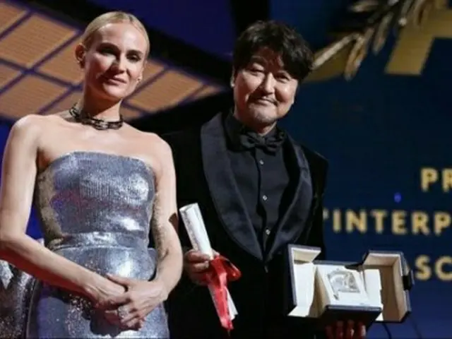 男優賞を受賞したソン・ガンホさん（右、カンヌ国際映画祭のインスタグラムより）＝（聯合ニュース）≪転載・転用禁止≫