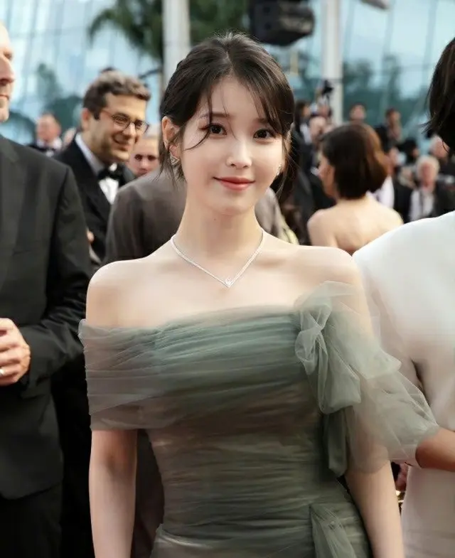 IU（アイユー）、カンヌを惑わす優雅な姿…1億ドル以上のジュエリーより美しい（画像提供:wowkorea）