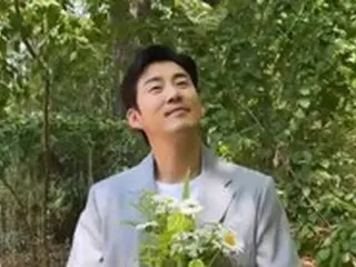 “今月9日挙式”俳優ユン・ゲサン、花束を手にあふれ出る癒し系イケメンのほっこり感