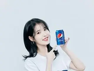 IU、白Tシャツにジーンズ姿で涼しげな魅力をアピール