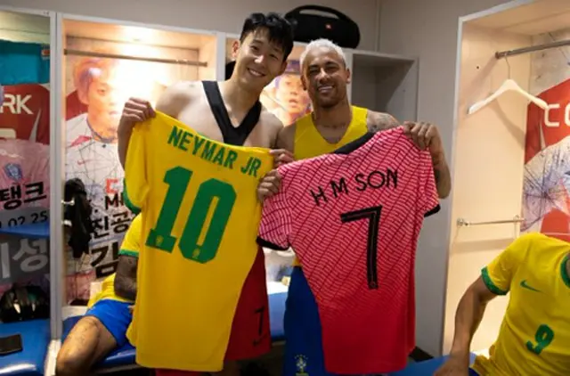 ソン・フンミン、試合後に笑顔でネイマールとユニフォームを交換（画像提供:wowkorea）