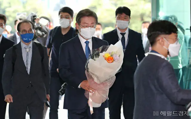 韓国最大野党“共に民主党”の李在明議員が7日午前、国会議員会館に初登院している様子（画像提供:wowkorea）