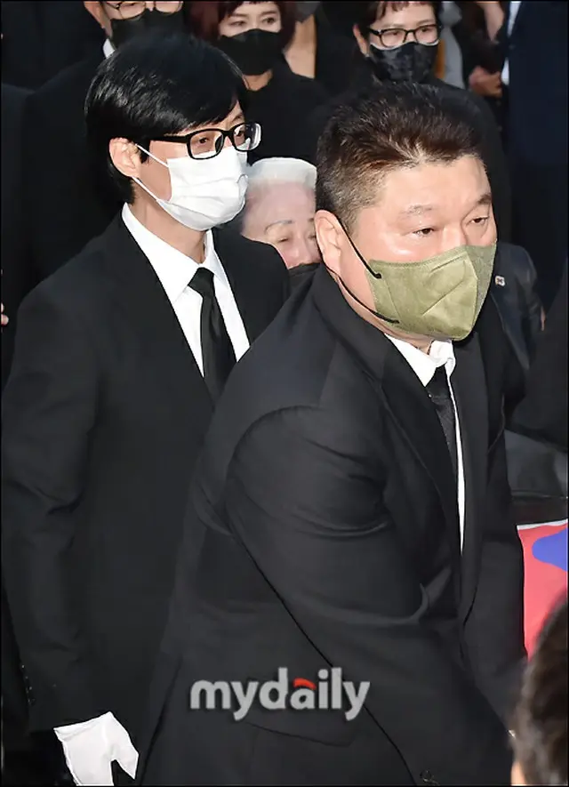 ユ・ジェソク、カン・ホドン「故ソン・へさんの棺を一緒に運ぶ」（画像提供:wowkorea）