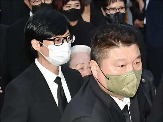 ユ・ジェソク、カン・ホドン「故ソン・へさんの棺を一緒に運ぶ」（画像提供:wowkorea）