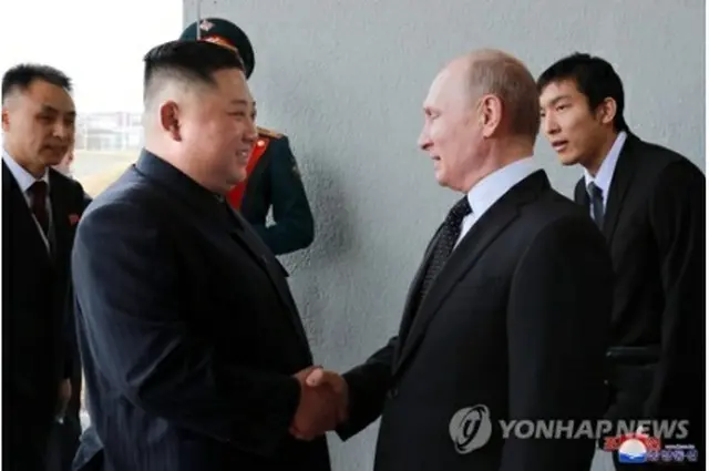 ２０１９年４月、ロシアのウラジオストクで会談した金正恩氏（左）とプーチン氏＝（朝鮮中央通信＝聯合ニュース）≪転載・転用禁止≫