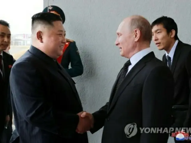 ２０１９年４月、ロシアのウラジオストクで会談した金正恩氏（左）とプーチン氏＝（朝鮮中央通信＝聯合ニュース）≪転載・転用禁止≫