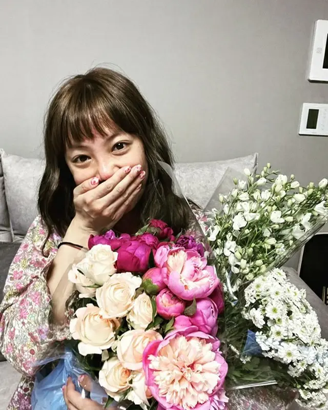 “テニスコーチと熱愛説”女優コ・ウナ、花束抱える写真をSNSに投稿…「誰からプレゼント？」と同僚芸能人が反応（画像提供:wowkorea）