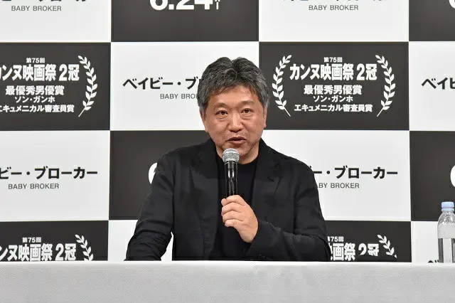 「ベイビー・ブローカー」是枝裕和監督、凱旋記者会見に登場！「カンヌ」最優秀男優賞ソン・ガンホとの濃いエピソードも（画像提供:wowkorea）