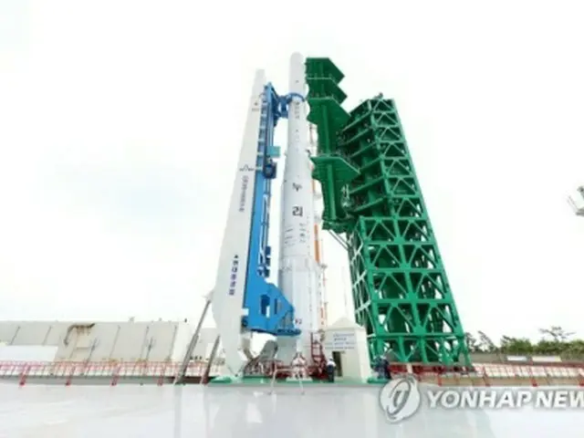 韓国南部の羅老宇宙センターで国産ロケット「ヌリ」が１５日午前、発射台に設置された（韓国航空宇宙研究院提供）＝（聯合ニュース）≪転載・転用禁止≫