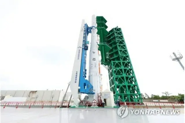 韓国南部の羅老宇宙センターで国産ロケット「ヌリ」が１５日午前、発射台に設置された（韓国航空宇宙研究院提供）＝（聯合ニュース）≪転載・転用禁止≫