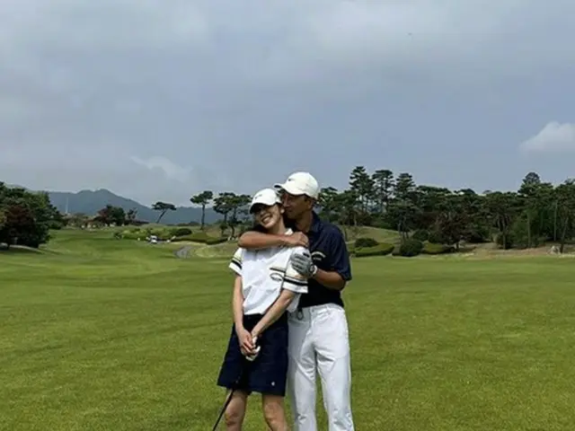 ”新婚”ソン・ダムビ＆イ・ギュヒョク、ゴルフデートを公開…グリーン上でも「ぴったり密着」（画像提供:wowkorea）