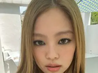 JENNIE（BLACKPINK）、魅惑のビジュアル…スモーキーメイクにそばかすさえも“ホットガール”の証