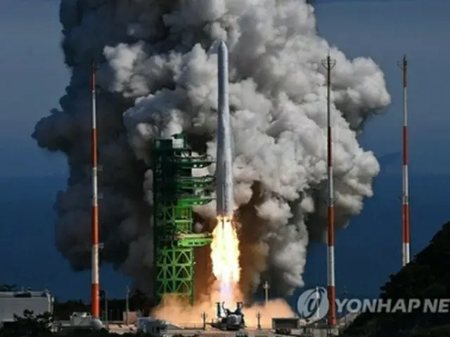 「ヌリ」が２１日午後４時、南部の全羅南道・高興の羅老宇宙センターから打ち上げられた。宇宙に向かって上昇するロケット（写真共同取材団）＝（聯合ニュース）