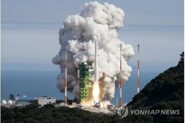 ２１日午後、韓国南部・全羅南道高興郡の羅老宇宙センターから打ち上げられるヌリ（科学技術情報通信部提供）＝（聯合ニュース）≪転載・転用禁止≫