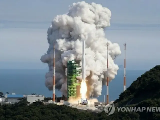 ２１日午後、韓国南部・全羅南道高興郡の羅老宇宙センターから打ち上げられるヌリ（科学技術情報通信部提供）＝（聯合ニュース）≪転載・転用禁止≫