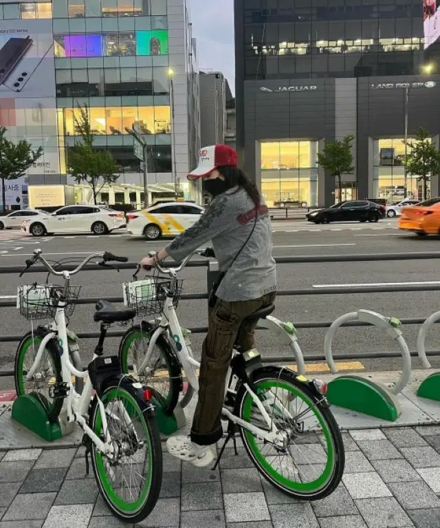 “身長162cm”DARA（2NE1出身）、自転車をレンタルするも足が届かず…「私が小さいの？自転車が大きいの？」（画像提供:wowkorea）