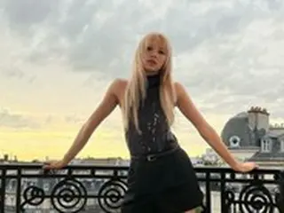 「BLACKPINK」LISA、パリを溶かしたグローバルスター…骨だけでも迫力のスレンダースタイル