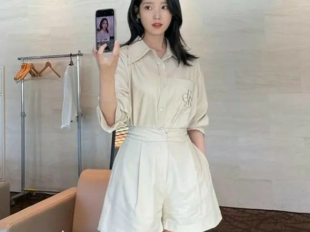 IU、ラブリー女王…「頬づえをつけば 可愛く写る」（画像提供:wowkorea）