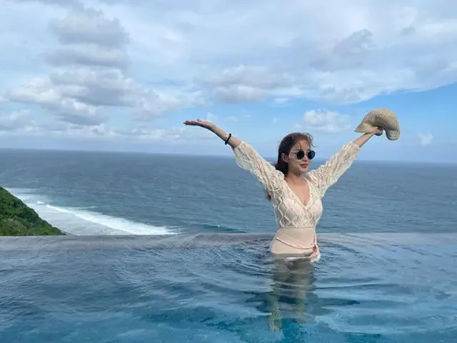 女優ユン・ジニ、バリ島で余裕ある時間を満喫…水着姿で完璧プロポーション披露（画像提供:wowkorea）