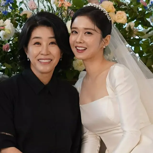 女優キム・ミギョンが、歌手で女優のチャン・ナラの結婚式写真を公開した。（画像提供:wowkorea）