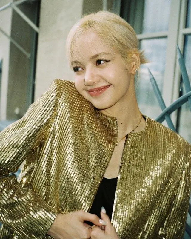 LISA（BLACKPINK）、ゴールドより輝くラブリーすぎる笑顔と大人の雰囲気で反転魅力公開（画像提供:wowkorea）