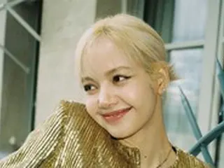 LISA（BLACKPINK）、ゴールドより輝くラブリーすぎる笑顔と大人の雰囲気で反転魅力公開