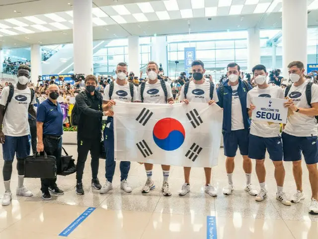 韓国代表ソン・フンミン、所属チーム・トッテナムの韓国到着を空港で出迎え（画像提供:wowkorea）