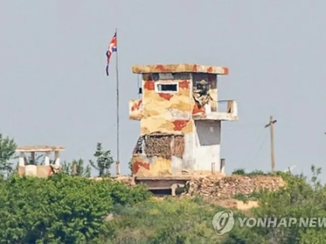 韓国北部の京畿道坡州市から臨津江を挟んで見える北朝鮮軍の見張り所＝１０日、坡州（聯合ニュース）