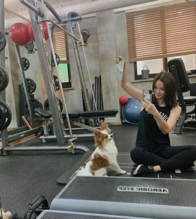 女優ソン・テヨン、韓国帰国後も徹底した健康管理…2年ぶりに再会した犬と遊ぶ姿も（画像提供:wowkorea）