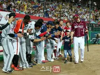 白血病を克服した学生、フューチャーズオールスター戦で8年ぶりに始球式＝韓国