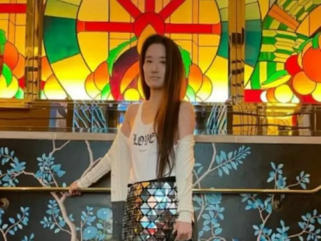 “ソン・イェジンのウェディングドレス製作”の73歳のデザイナー、厚底ハイヒールに幻想的ボディで近況ショット（画像提供:wowkorea）