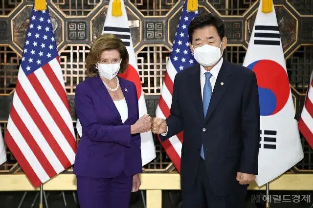 韓国の金振杓国会議長（右）とナンシー・ペロシ米国下院議長が4日、ソウルの国会で対面している様子（画像提供:wowkorea）