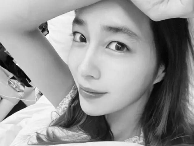 女優イ・ミンジョン、すっぴん姿でベッドに横たわる自撮りでもグラビアのようにパーフェクトな美しさ（画像提供:wowkorea）