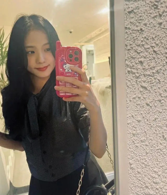 JISOO（BLACKPINK）、顔の大きさがコーヒーと同じくらい…全世界が惚れた美貌（画像提供:wowkorea）